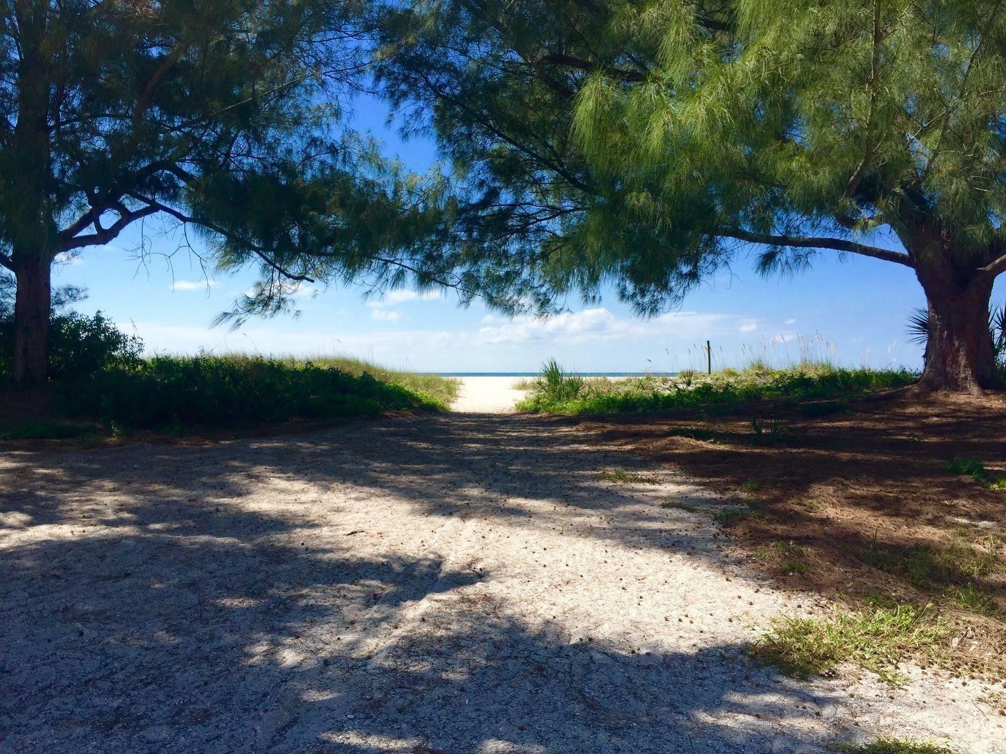 The Molloy - Treasure Island Suites & Cottages St. Pete Beach Eksteriør billede